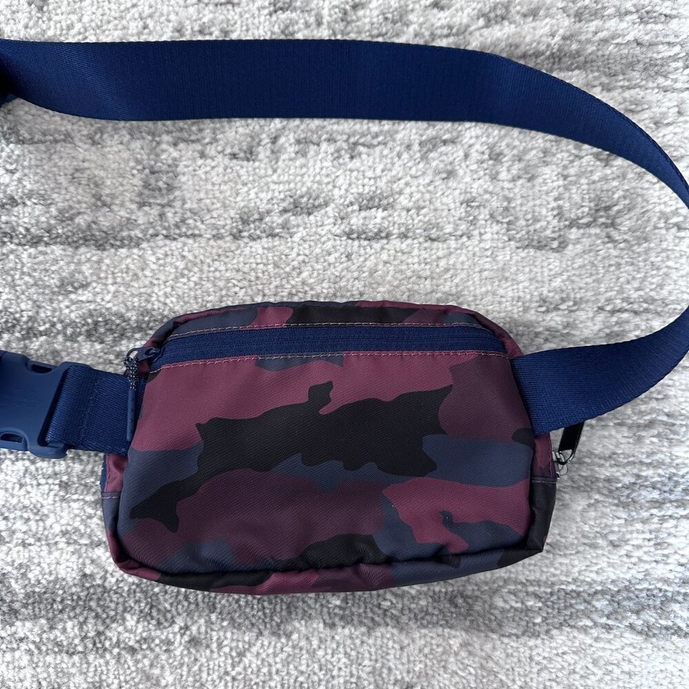 Lululemon Everywhere Belt Bag 1L Camo Smoky Red Night Sea Camo - Picture 4 of 5